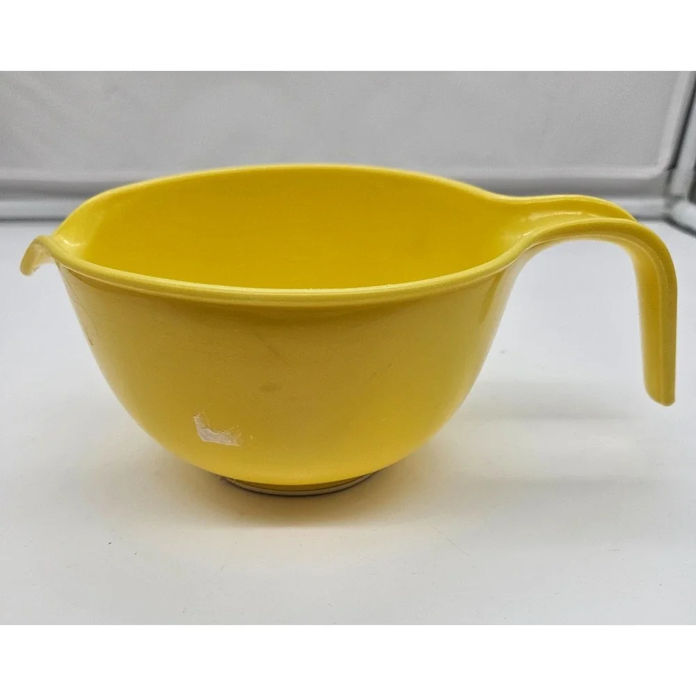 Vintage Rubbermaid Yellow Batter Bowl 3004 Pour Spout Handle 1.5 Qt Retro Bowl